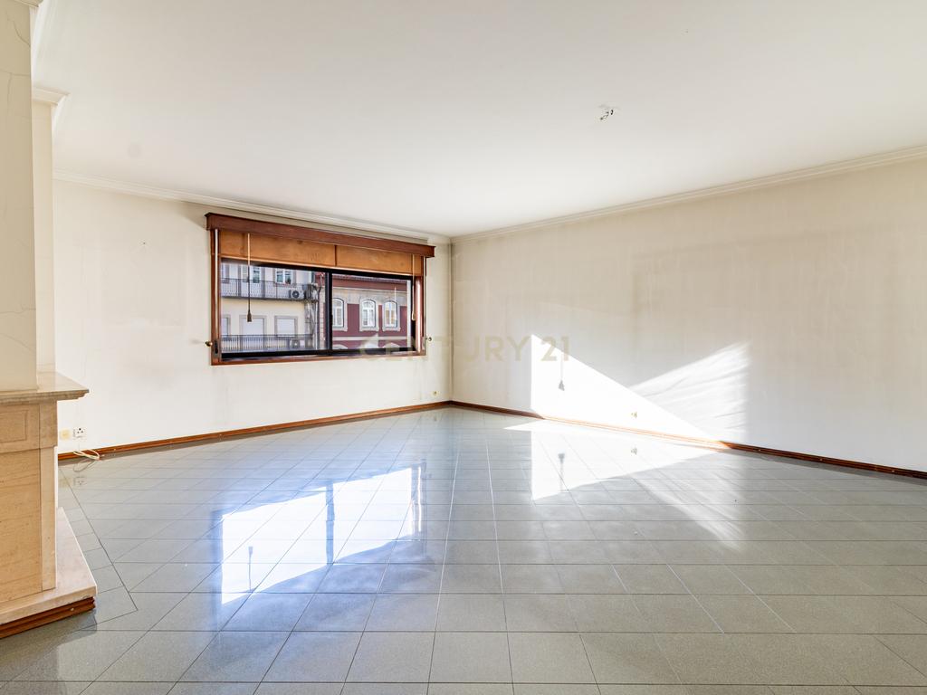 Apartamento Tipologia T5 Centro de Braga com garagem 2 carros - Image 2