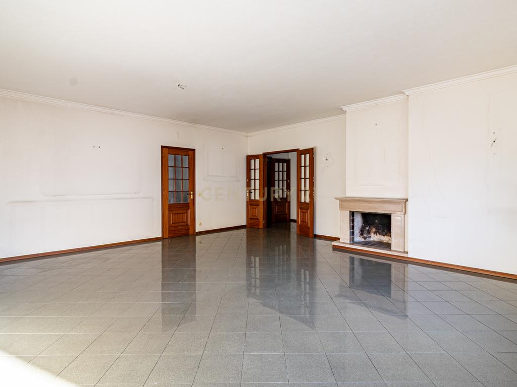 Apartamento Tipologia T5 Centro de Braga com garagem 2 carros - Image 3