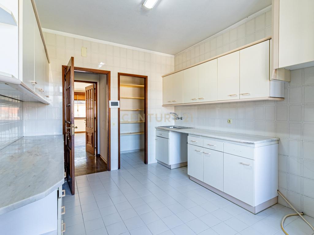 Apartamento Tipologia T5 Centro de Braga com garagem 2 carros - Image 9