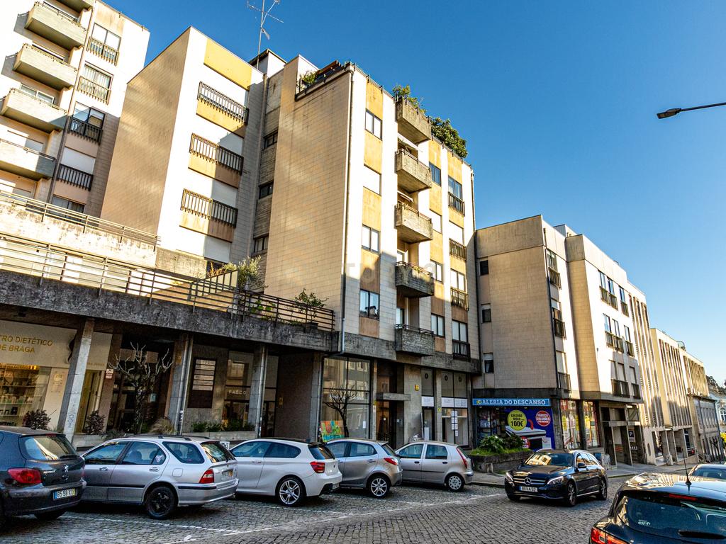 Apartamento Tipologia T5 Centro de Braga com garagem 2 carros - Image 1