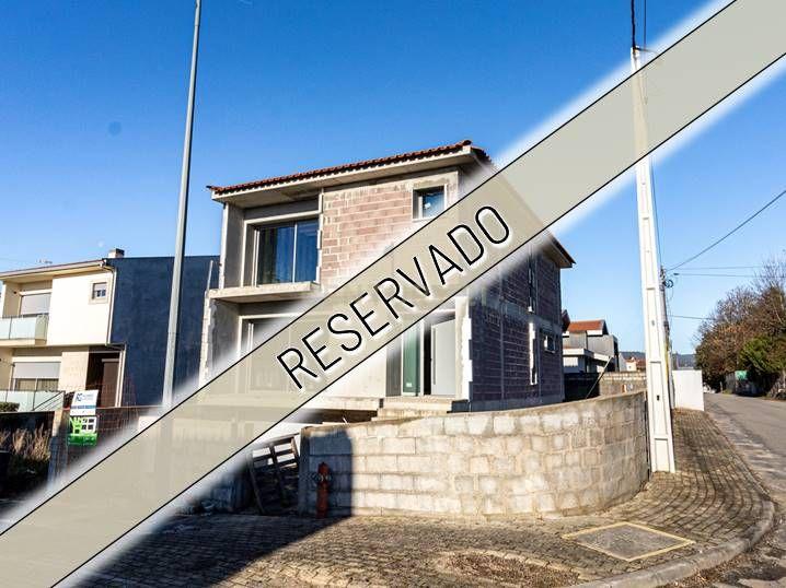 Moradia de gaveto em estado de obra avançada em Turiz, Vila Verde - Image 1