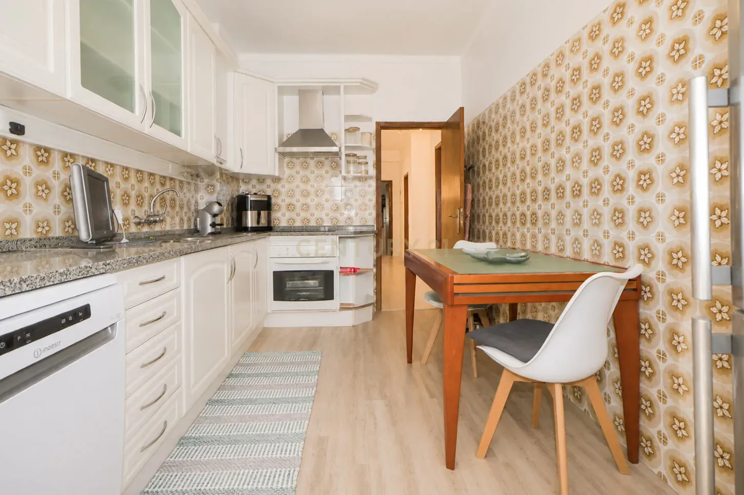 Fotografia 8 de Apartamento T2 semi-renovado com 2 marquises e muita luminosidade no Bairro Afonso Costa | Praceta Dom Paio Peres Correia, Setúbal
