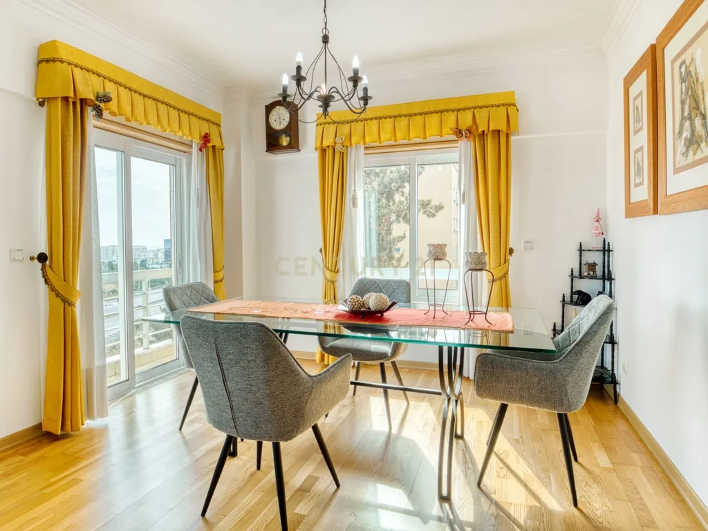 T3 espaçoso e luminoso no coração de Prior Velho - Image 3