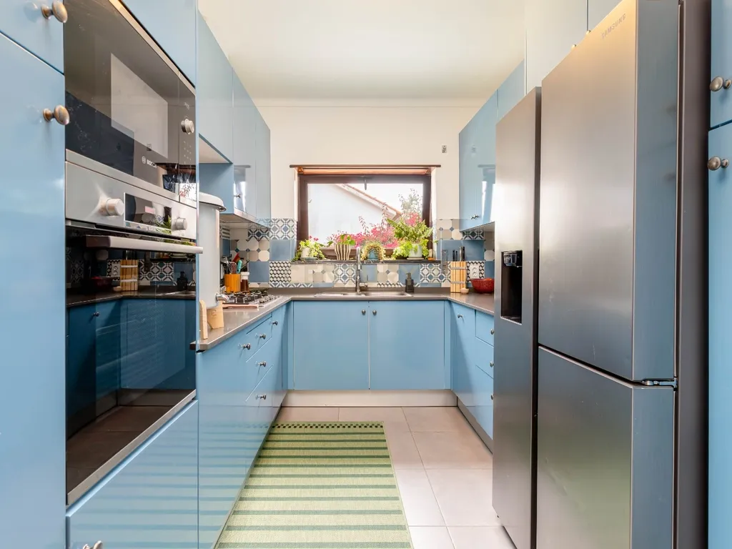 Viver com Elegância entre o Litoral e a Cidade – Uma Casa Sustentável em Colares, Portugal - Image 37