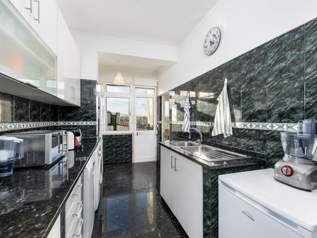 Apartamento T2 em Linda-a-Velha – Remodelado com Terraço e Excelente Localização - Image 1