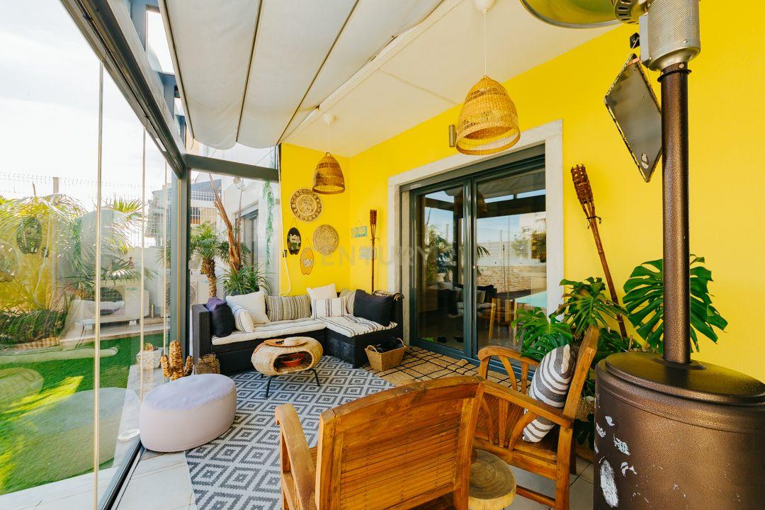 Luxuosa Moradia Renovada com Vista Panorâmica em Loures - Image 14