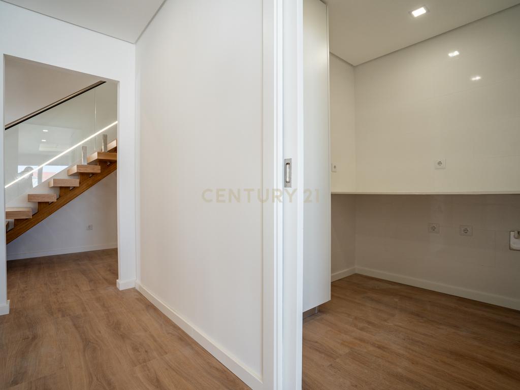 Moradia Térrea com piscina e quatro suites - Image 21
