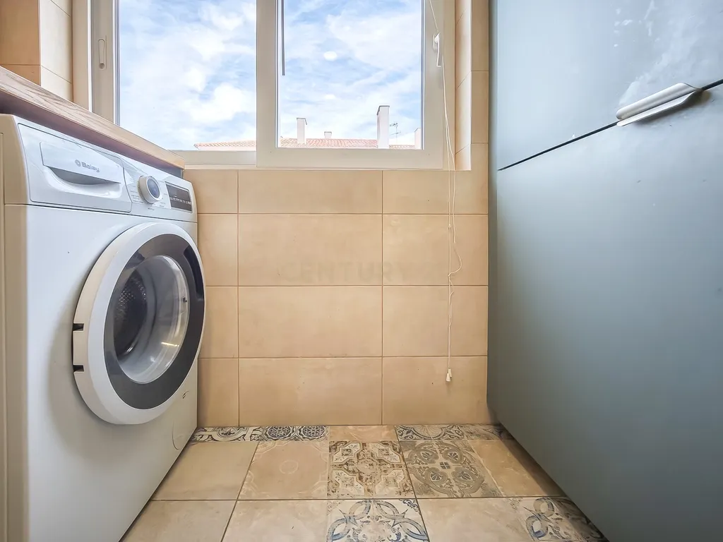 Apartamento Renovado em Cascais com 3 Quartos e Varanda - Image 12