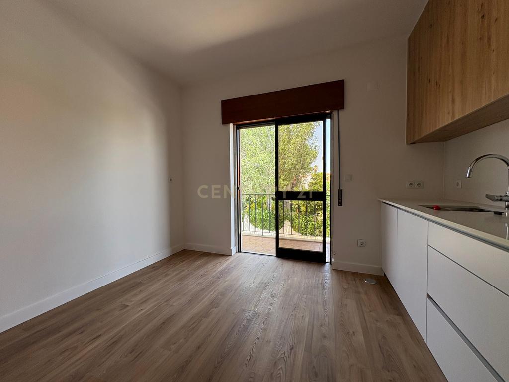 T2 remodelado com garagem em Cascais - Image 6
