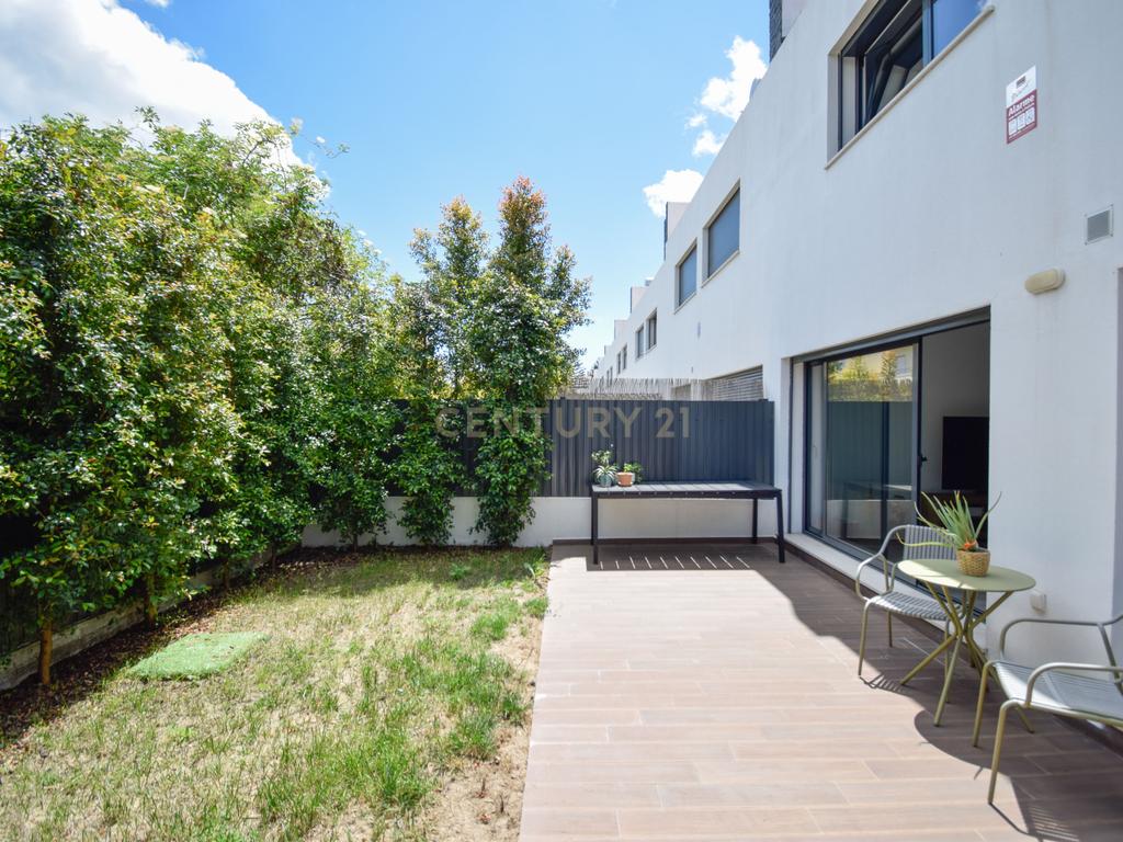 Moradia geminada T3+1 semi-nova (2023), com jardim e estacionamento privado na Rebelva (Carcavelos).  - Image 37