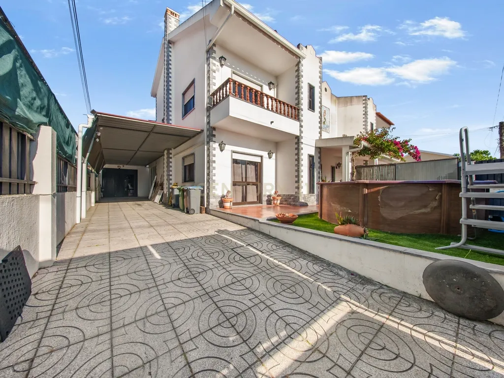 Moradia Geminada T3 com excelentes áreas, terreno e localização privilegiada em Fernão Ferro - Image 1