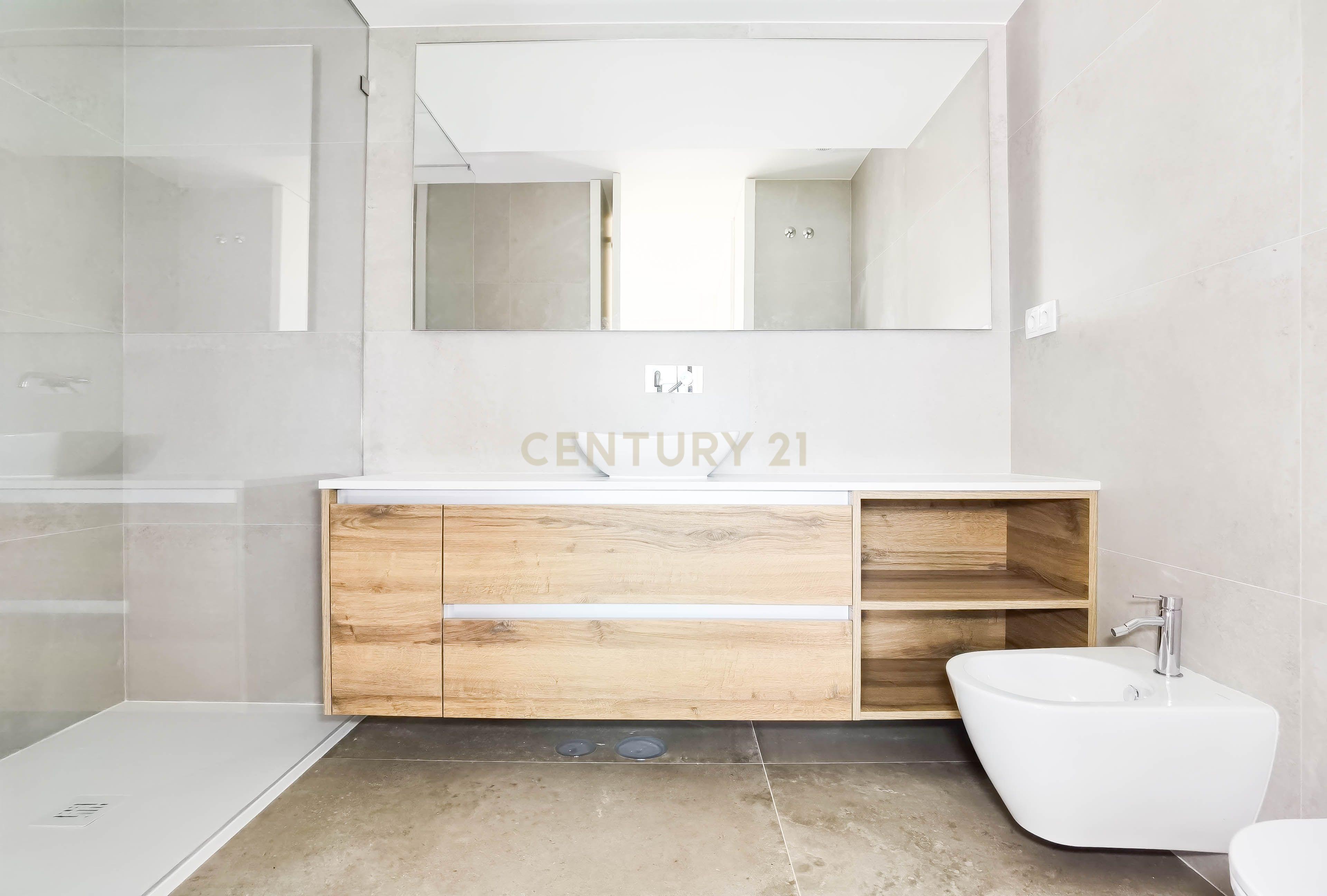Apartamento T2+1 Duplex com Garagem, Arrumos e Amplas Varandas – Rua Aires Ornelas, Porto - Image 12