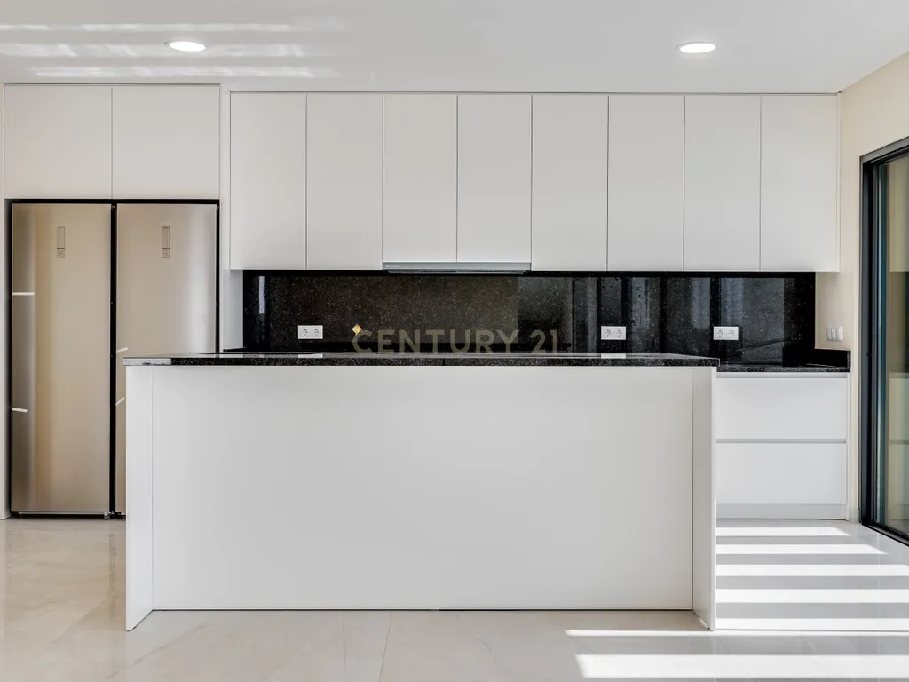 Moradia T4+1 de construção nova com piscina infinita | Caramujeira, Lagoa - Image 14