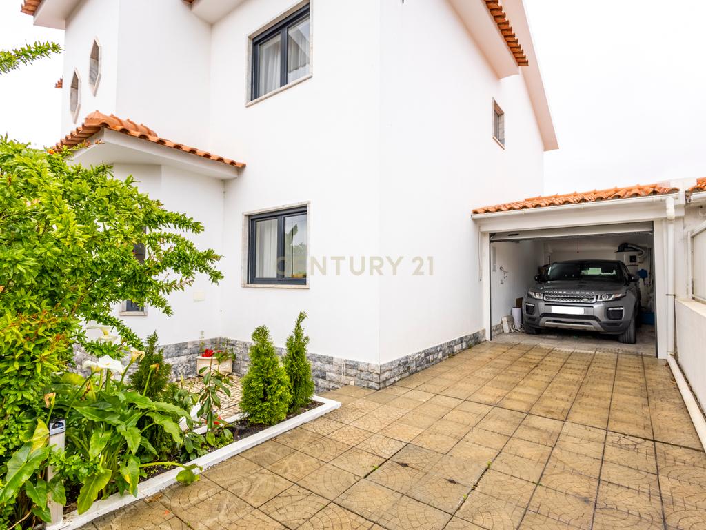 Moradia de Sonho na Charneca da Caparica – Elegância, Conforto e Localização Privilegiada - Image 9