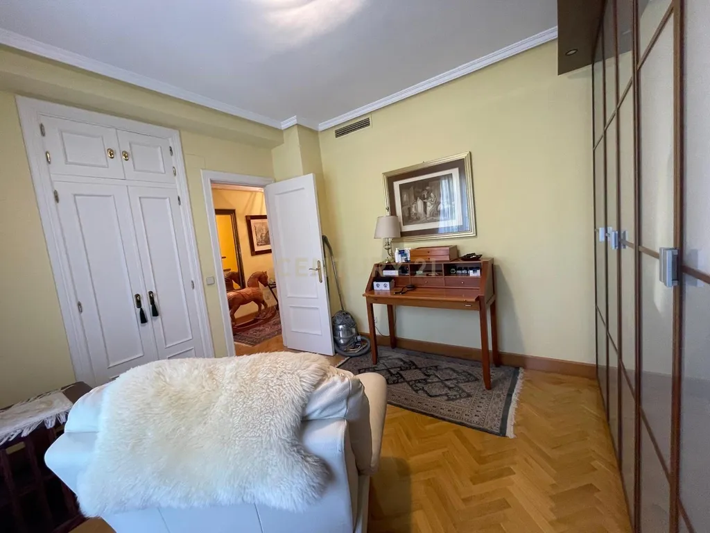 Luxuosa Moradia Renovada em Madrid com Vista para a Cidade - Image 93