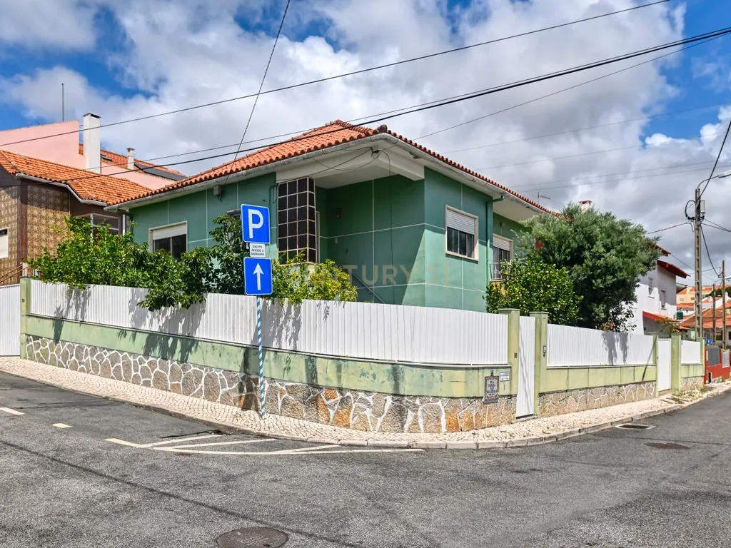 Moradia de gaveto com jardim, sotão e anexo - Porto Salvo (Oeiras) - Image 2