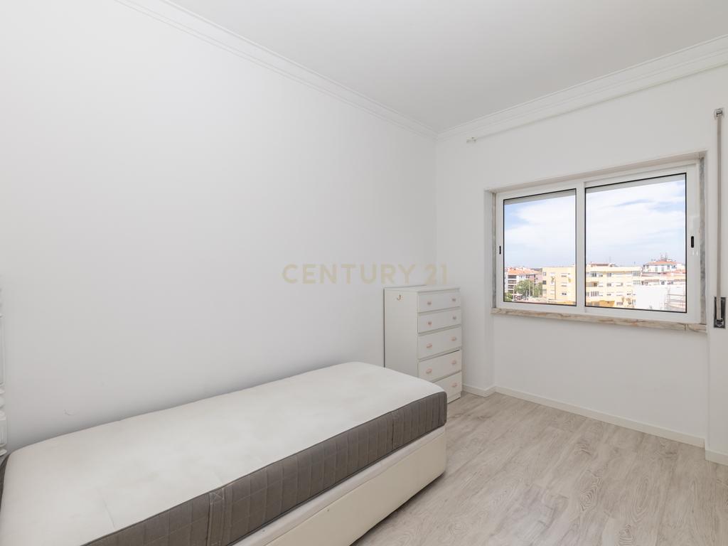 Apartamento T3 para arrendamento - 5 piso c/elevador - Amora - Image 10