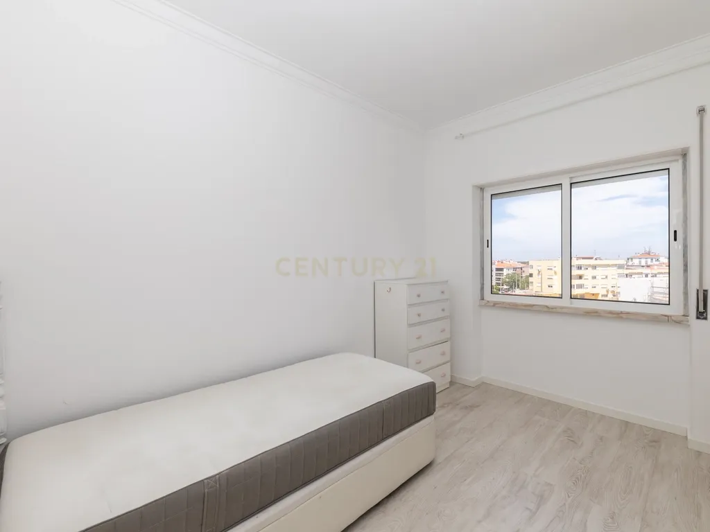 Apartamento T3 para arrendamento - 5 piso c/elevador - Amora - Image 10