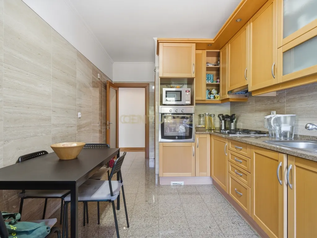Elegante Apartamento T3 no Estoril com Box Fechada para 3 carros a poucos metros da praia - Image 13