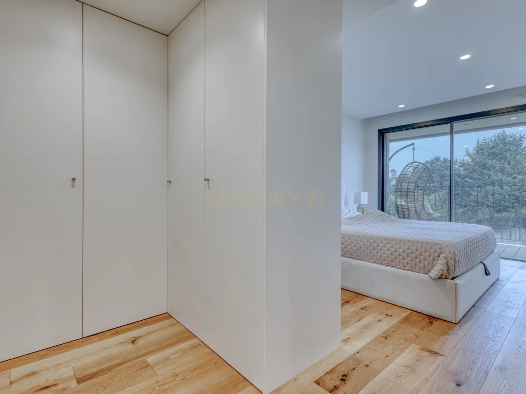 T2 Último Piso Semi-Novo com varanda na Madalena - Image 13