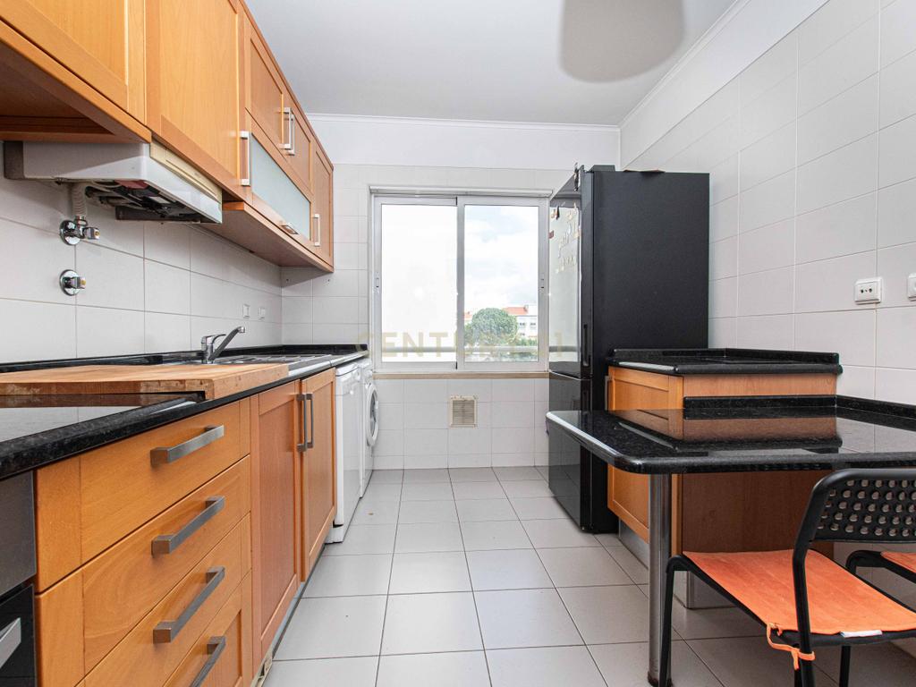T3 com áreas generosas em Vialonga - Image 9