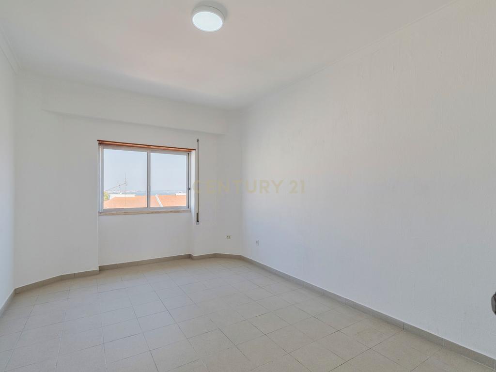 T1 Remodelado com Terraço e Vista Fantástica – Rua Dom Sancho I, Almada - Image 6