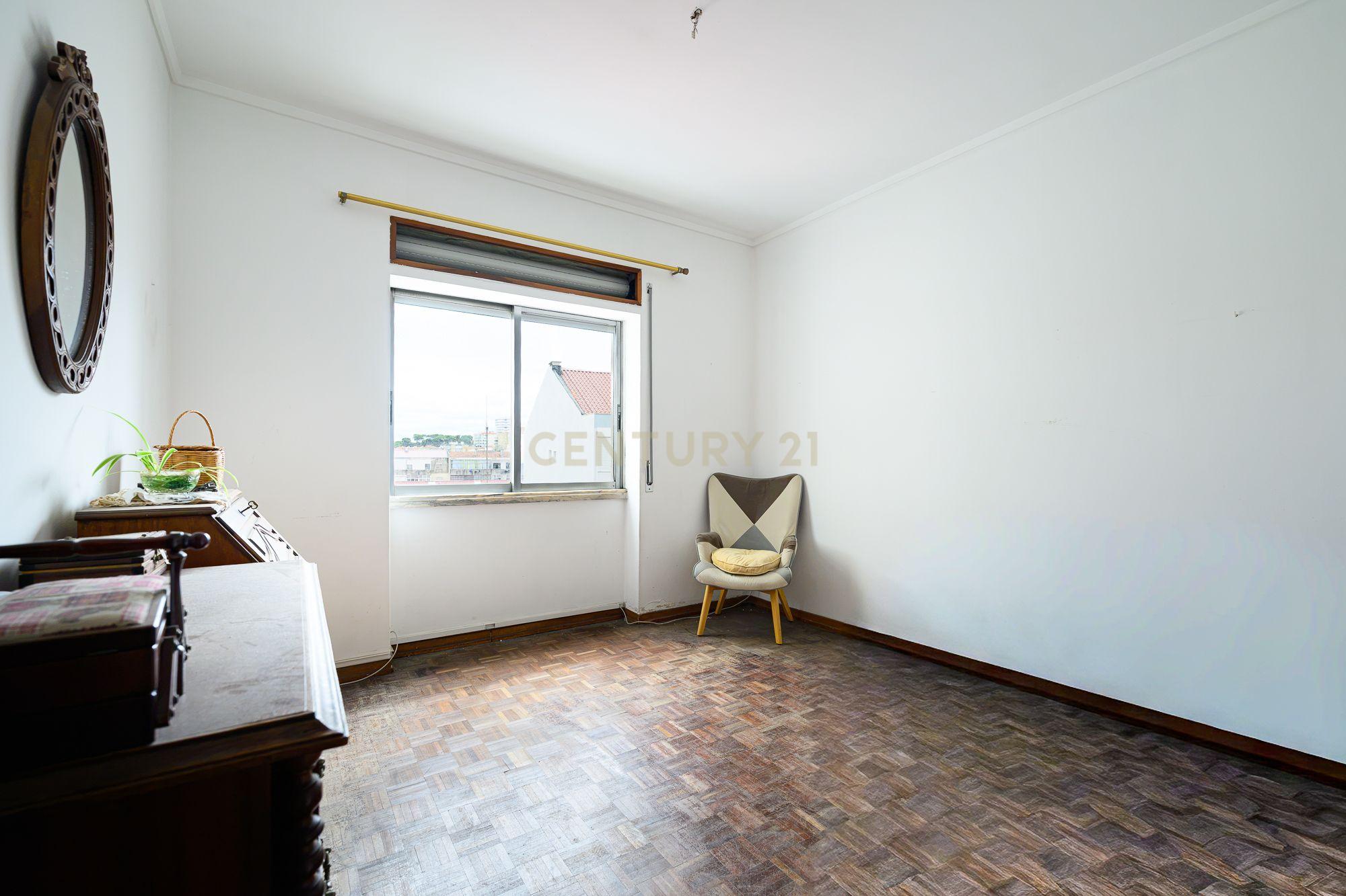 Fotografia 10 de Apartamento T2 em Almada com Varandas e Boa Exposição Solar