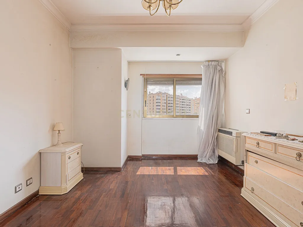 T4 com 180 m² e Garagem Box no Areeiro, Lisboa - Image 16