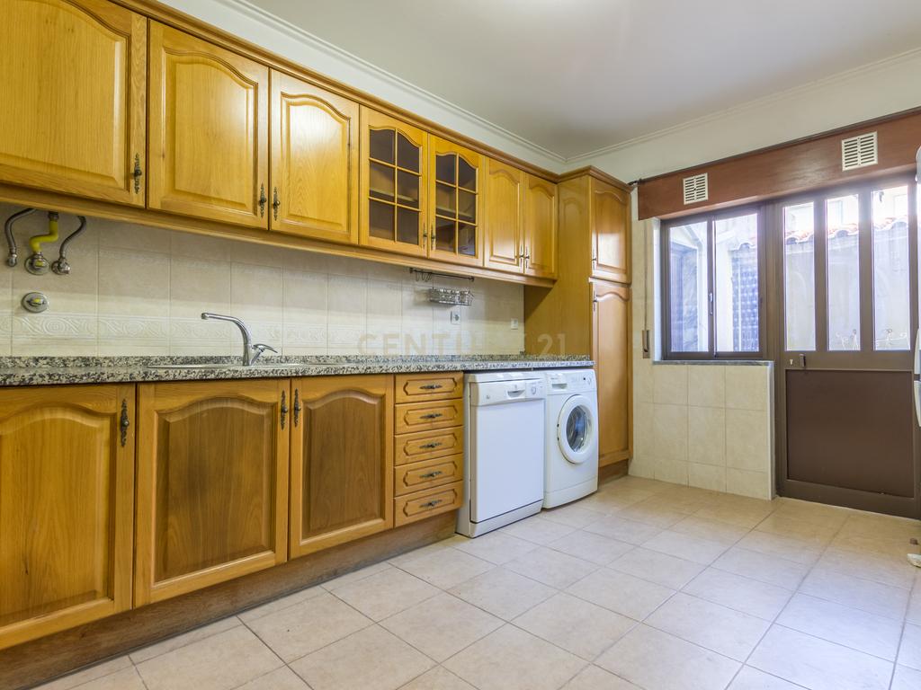 Moradia T3 + 1 em Vale Milhaços - Corroios  com Garagem  - Image 18