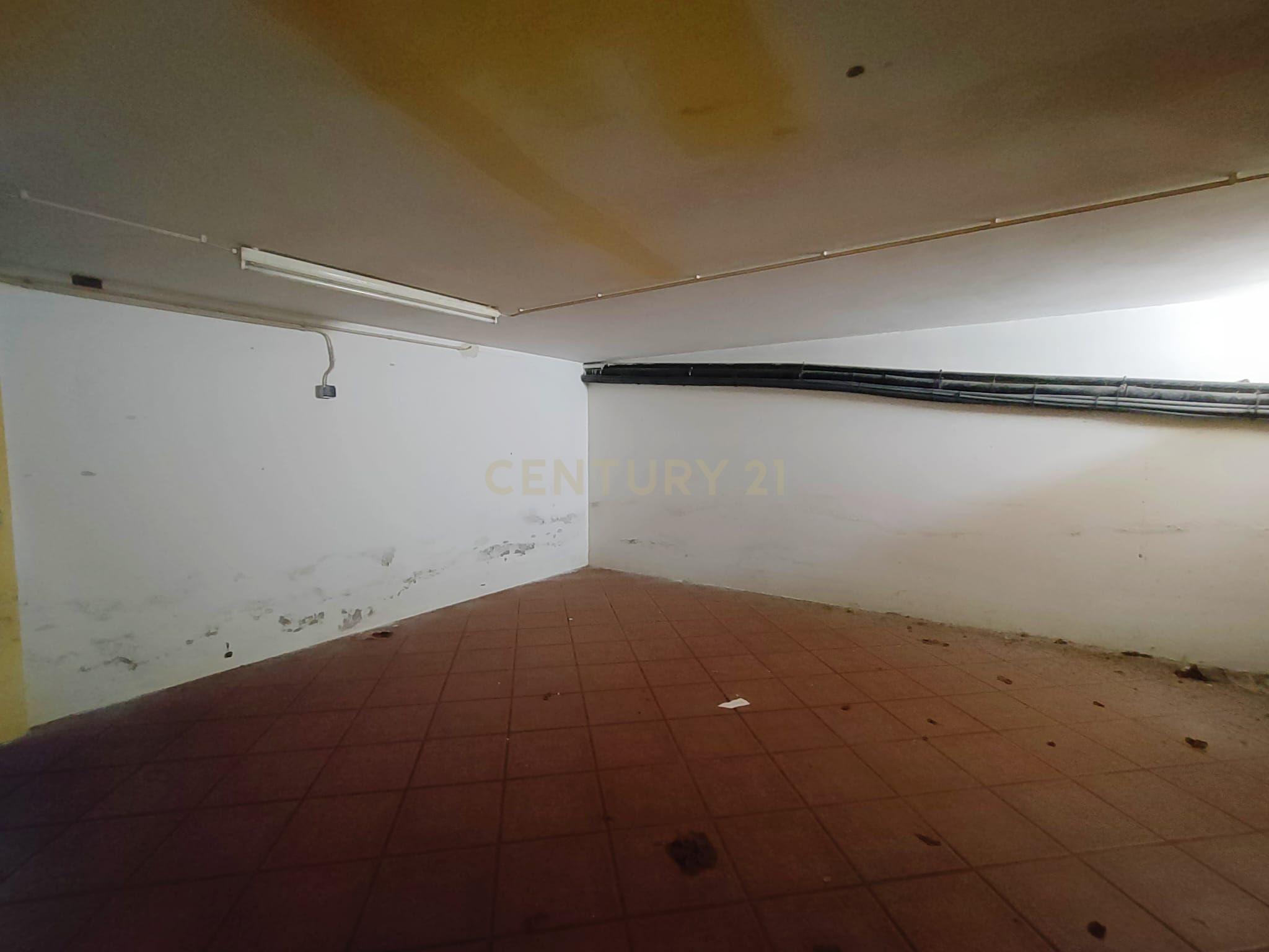 Moradia T5 com piscina a 50 metros da praia e da Avenida dos Banhos na Póvoa de Varzim - Image 60