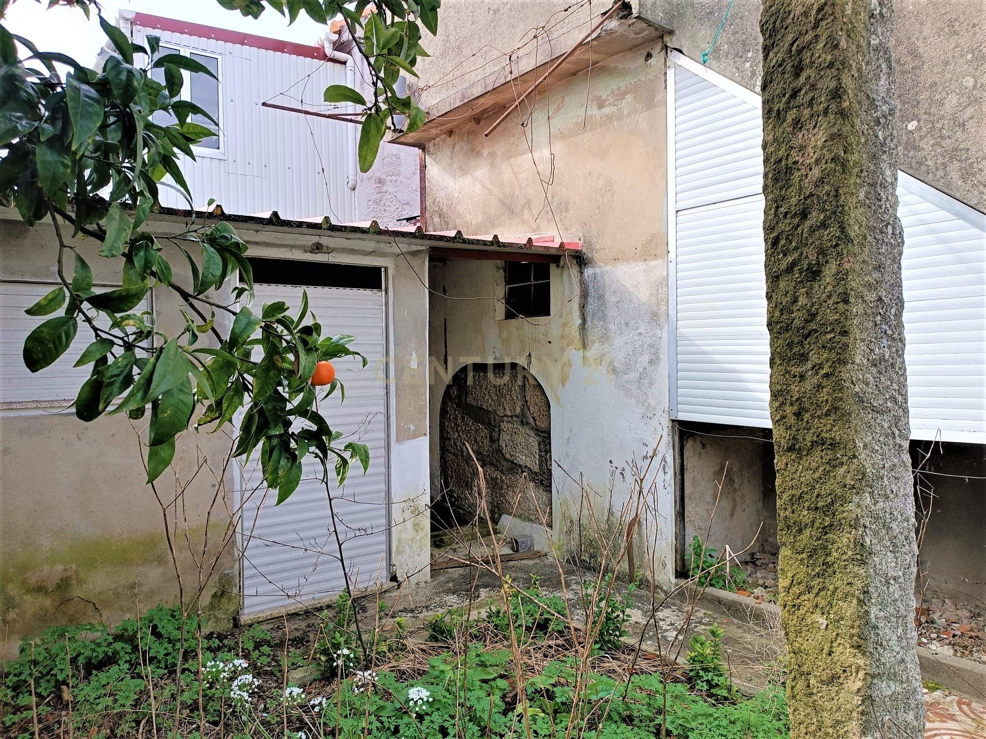 Moradia bifamiliar com cinco quartos, terreno e água para reconstrução no coração da Cidade da Maia, em Gueifaes - Image 29