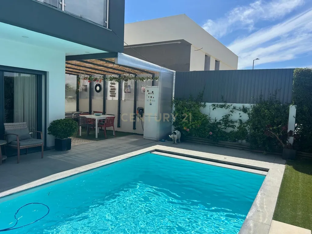 MORADIA ISOLADA na CAPARICA T4 c/ 3 SUITES, PISCINA AQUECIDA e PAINÉIS FOTOVOLTAICOS - Image 60