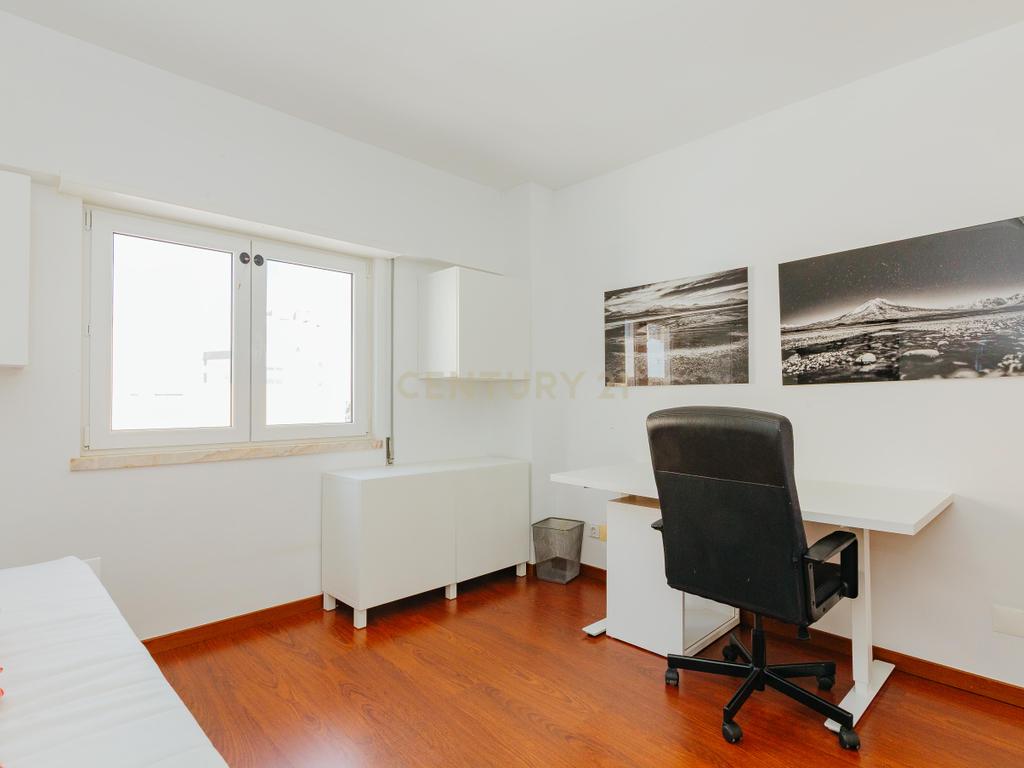 Apartamento T3 com Vista Mar e Piscina, em Cascais - Image 8