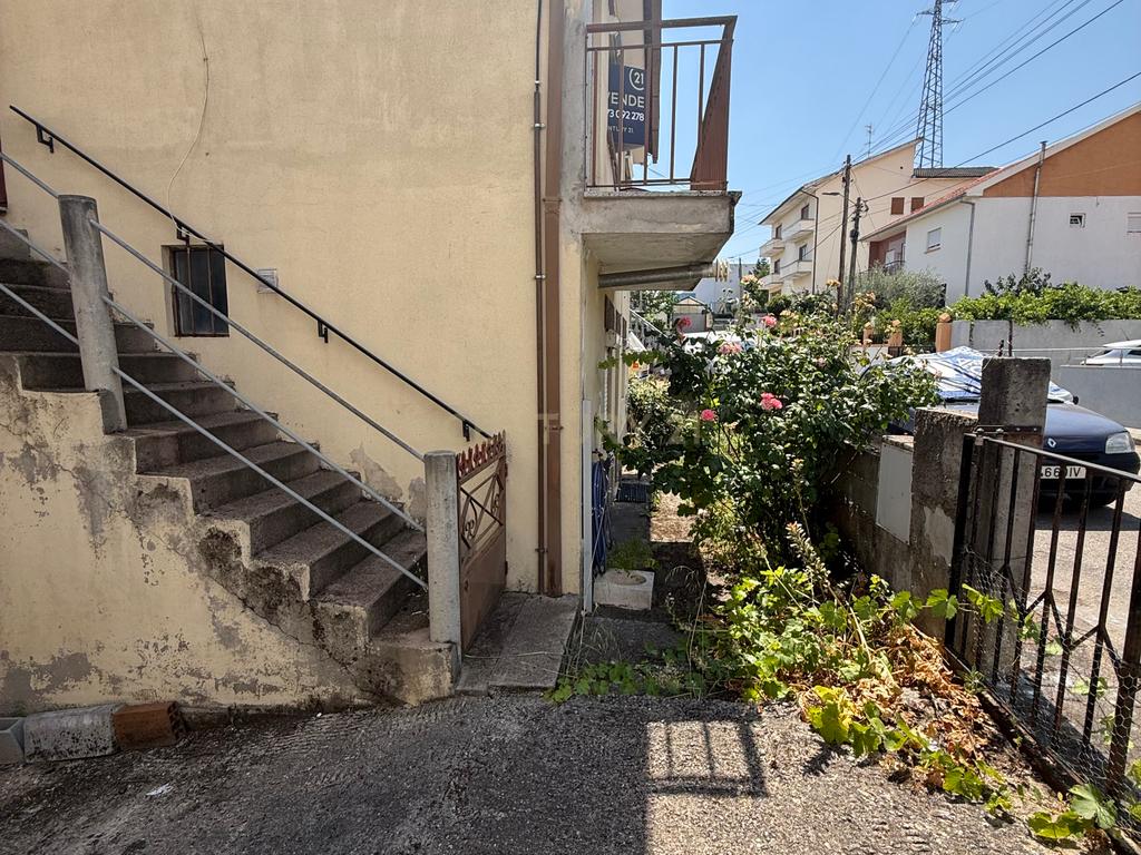 Moradia BI-FAMILIAR perto do IPB e do Centro de Bragança, no Bairro das Cantarias. Tem TERRENO e GARAGEM!!! - Image 19