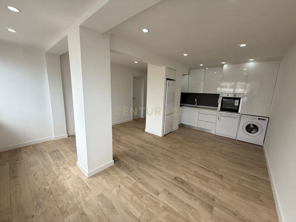 Apartamento T3 com Terraço/ Remodelação Total (Queluz) - Image 6