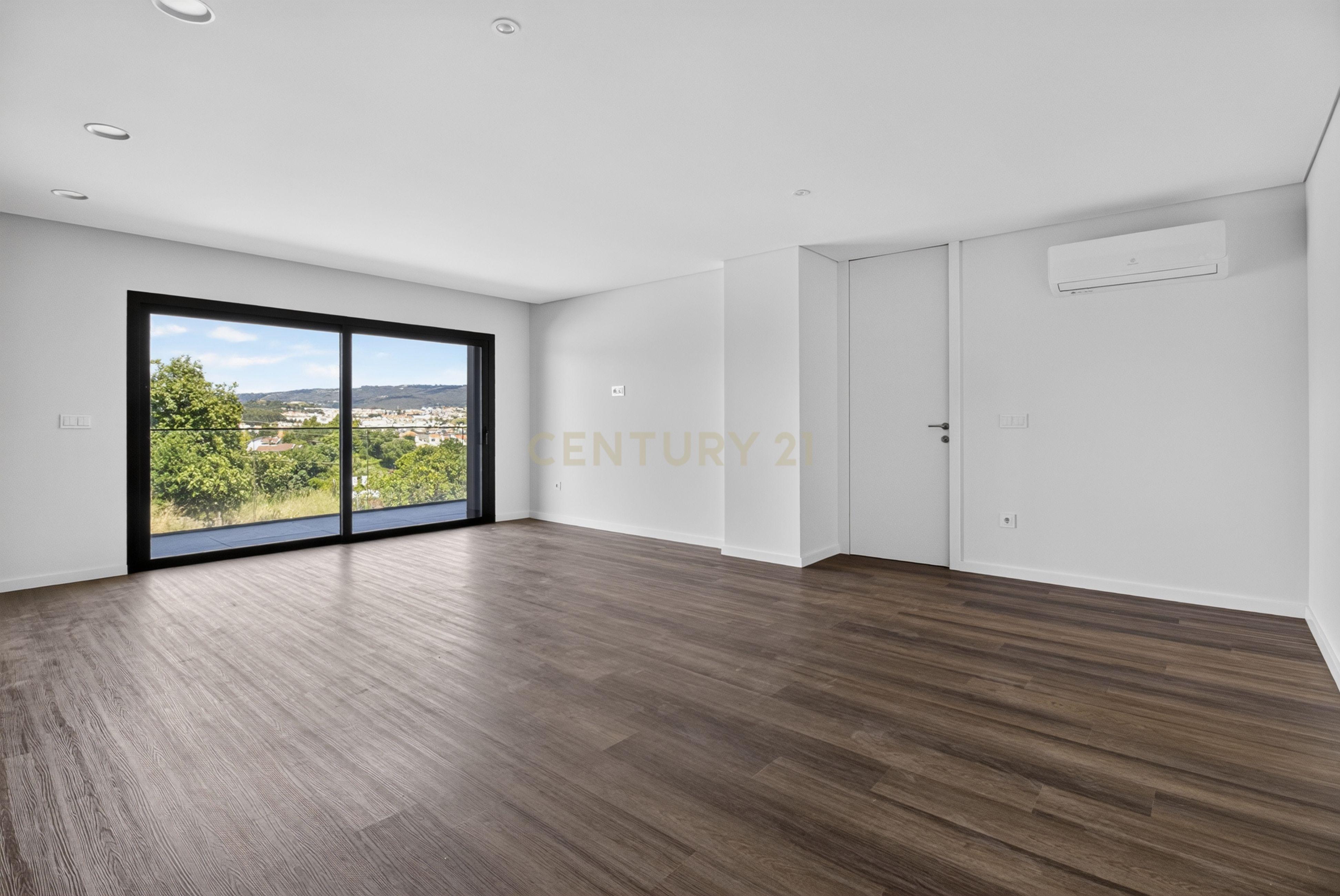 Fotografia 7 de T3 Novo em Ferreiros, Braga | Suíte com Closet + 2 Quartos com Closet e Varanda Panorâmica