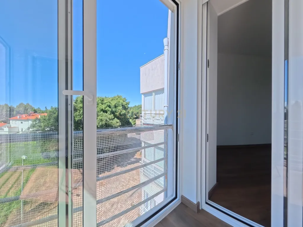 T2 Renovado com Garagem Fechada e 2 Varandas — Palmeira de Faro, Esposende - Image 19
