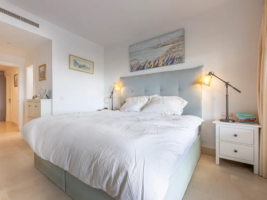 Encantador apartamento de 3 quartos no piso térreo elevado com vista para o mar e para o jardim – Nueva Andalucía. - Image 14