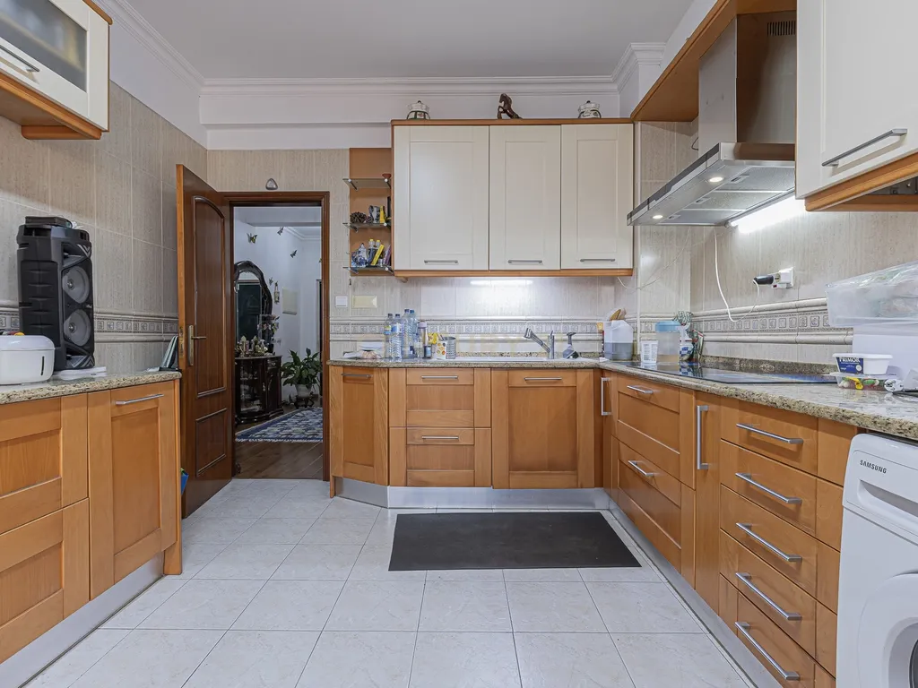 Moradia T4 com 3 Pisos + Sótão e Garagem — Famões - Image 33