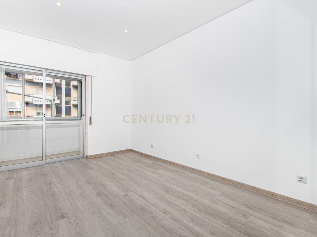 Apartamento T2 Alhandra - Image 13