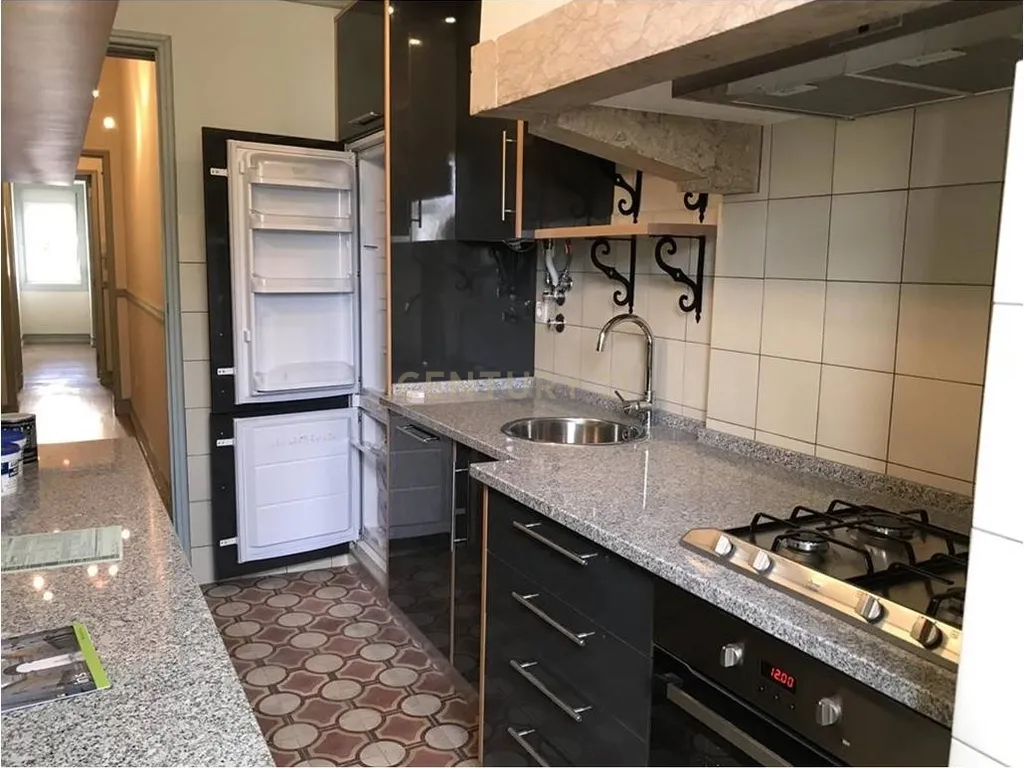 Apartamento T2+1 com Logradouro para Arrendar em Sete Rios - Image 1