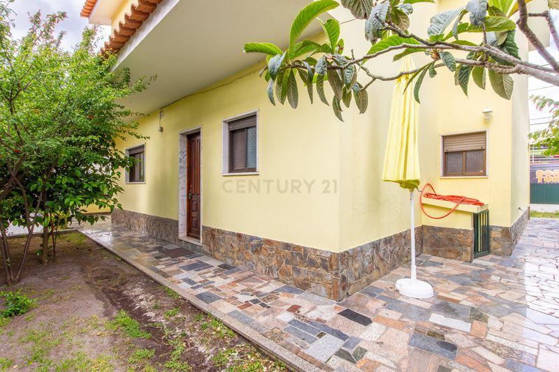 Moradia T4 com Vista para o Campo e Cidade em Localização Privilegiada -Charneca da Caparica, Almada - Image 26