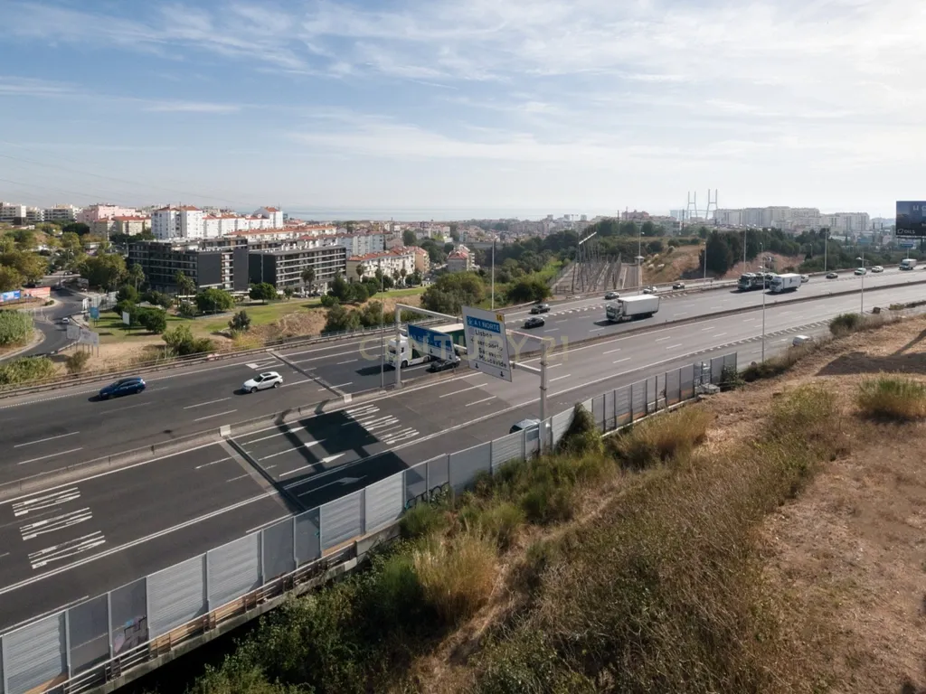 T3 espaçoso e luminoso no coração de Prior Velho - Image 4