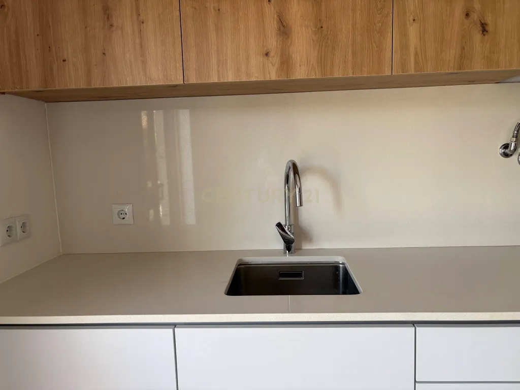 T2 remodelado com garagem em Cascais - Image 4