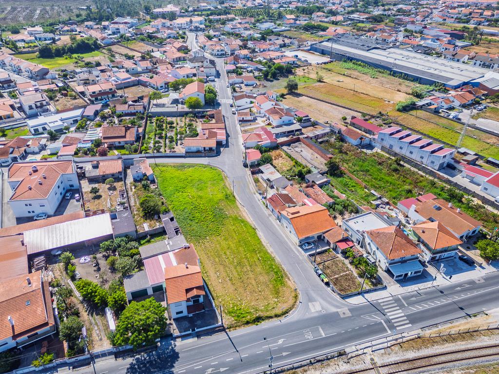 Terreno com 2.117 m² e elevado potencial construtivo. Antigo projeto aprovado para prédio de apartamentos e índice de construção 1. Uma excelente oportunidade para promotores imobiliários. - Image 4