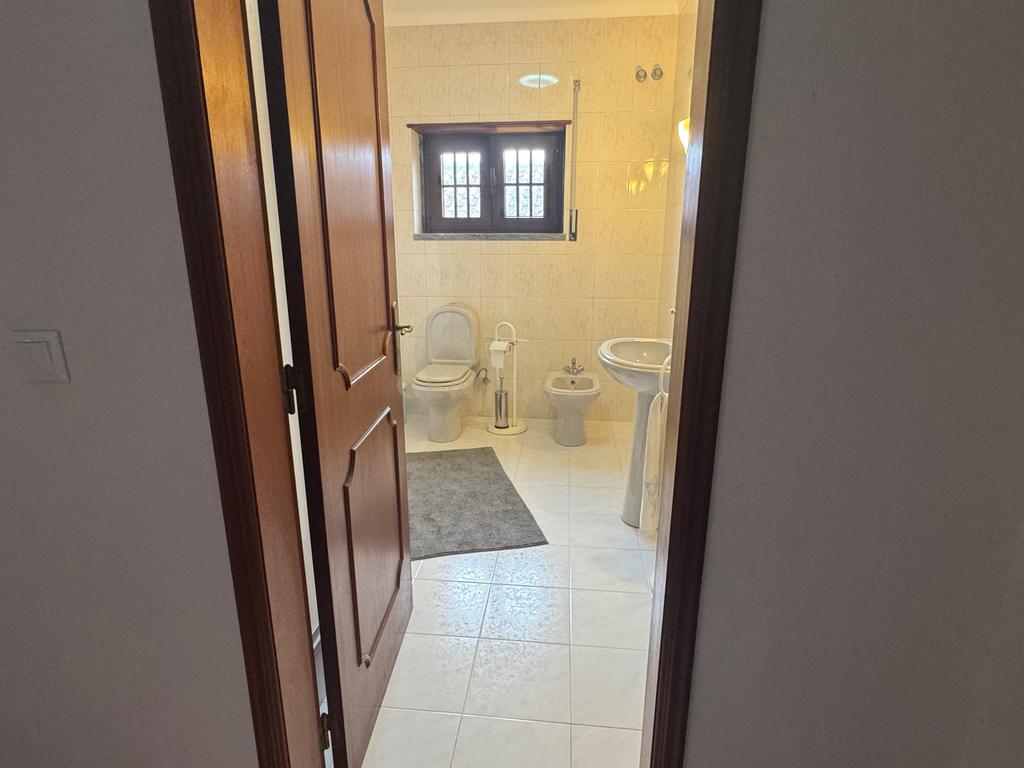 Espetacular Moradia T4 com Jardim e Vista Campestre em Alenquer - Image 29