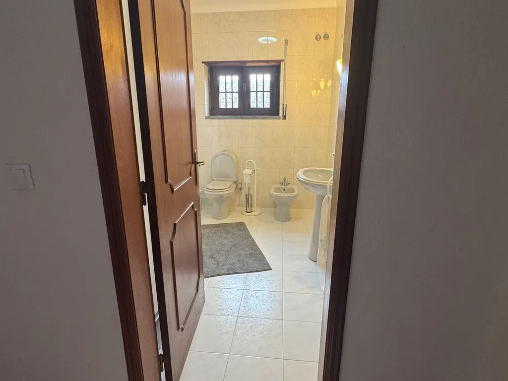 Espetacular Moradia T4 com Jardim e Vista Campestre em Alenquer - Image 29