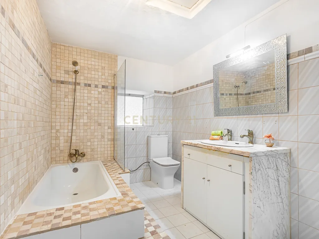 APARTAMENTO T2+1 COM 2 LOGRADOUROS NO CORAÇÃO DE BORBA - Image 10