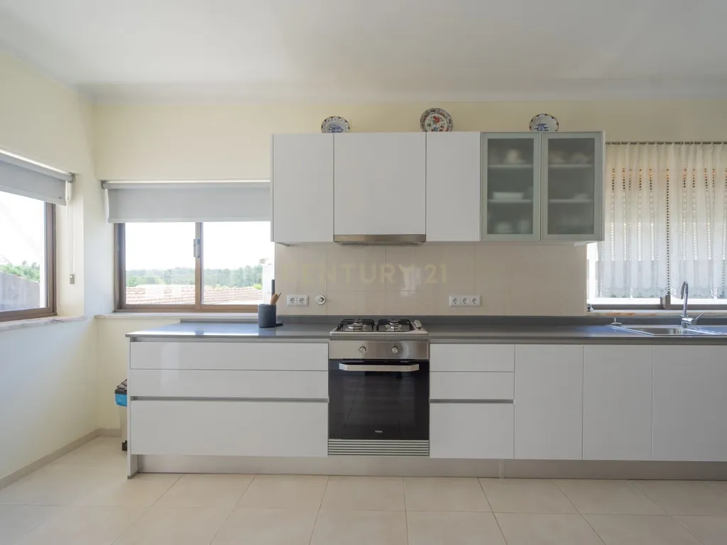 Moradia T3 com anexos e garagem para 3 carros – Canedo, Pampilhosa - Image 4