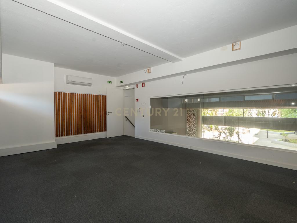 Loja com Cave e Mezanine no Centro de Lisboa - Image 8